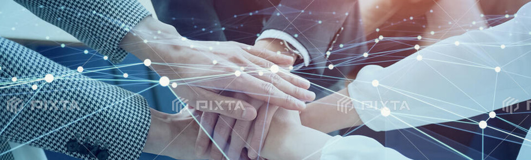 社員一丸となり、手を重ねるシーンの画像