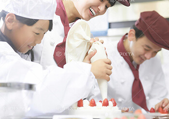 地域の子供たちとケーキ作り体験