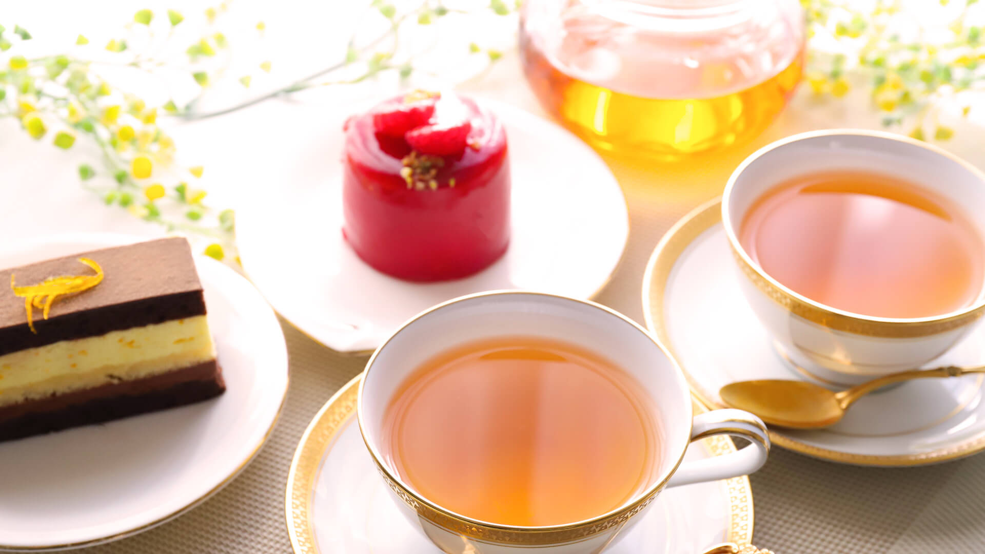 アフタヌーンティとケーキを添えて